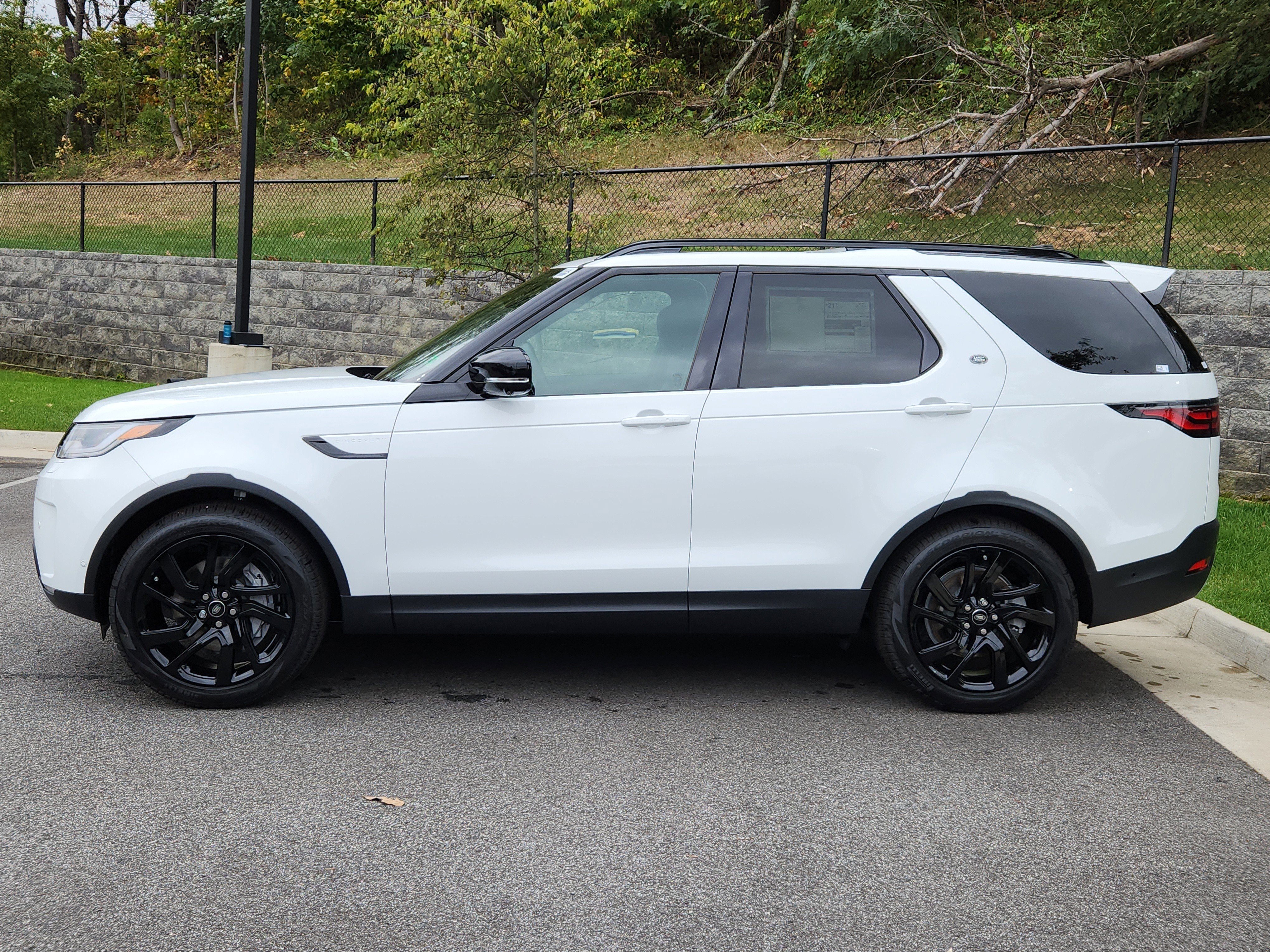 New 2025 Land Rover Discovery S image 6