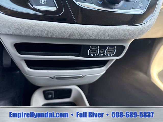 Used 2023 Chrysler Pacifica Touring-L FWD image 27