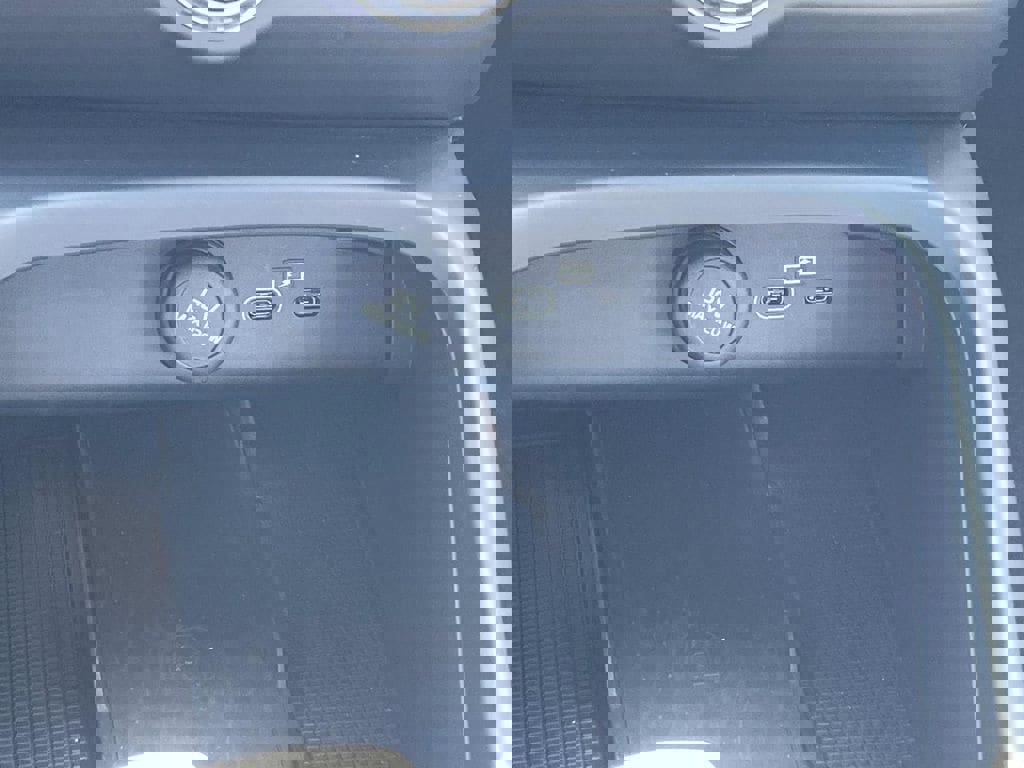 Certified 2025 Volvo XC40 B5 Core w/ Protection Package Premier image 36