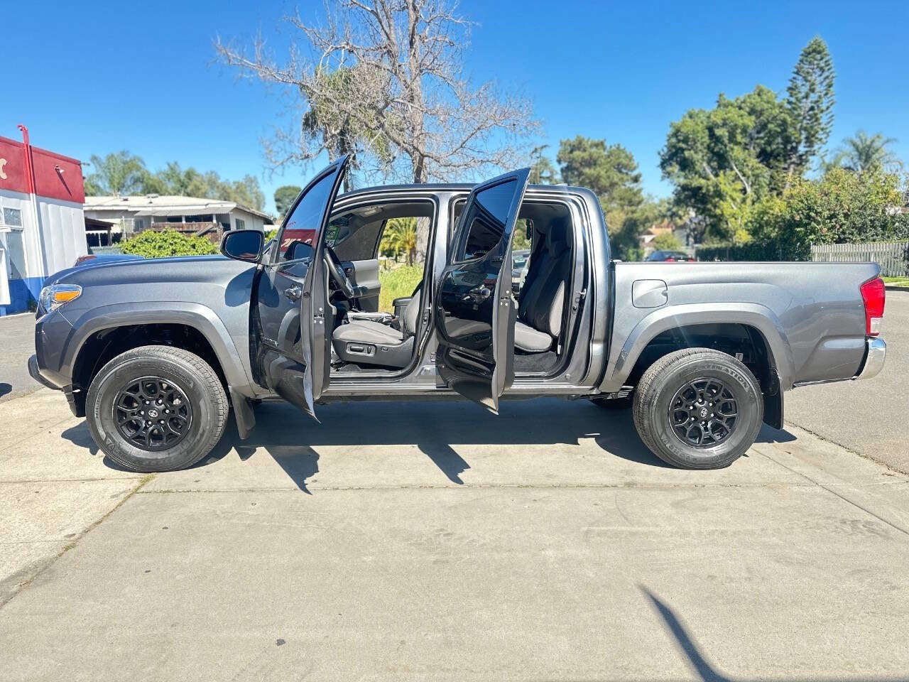 Used 2021 Toyota Tacoma SR5 w/ Blackout Package (TMS) image 6