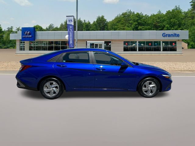 Certified 2024 Hyundai Elantra SE FWD image 6