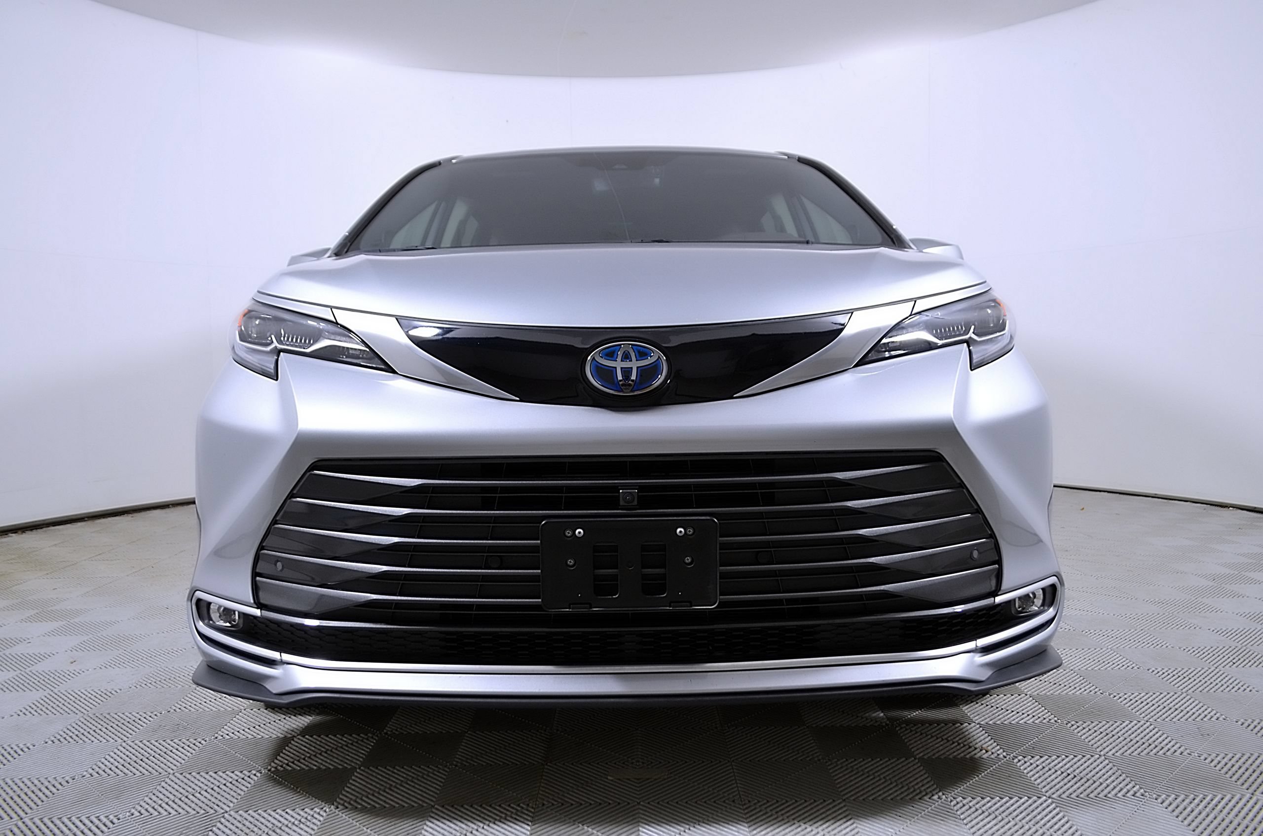 Used 2024 Toyota Sienna Platinum FWD image 6
