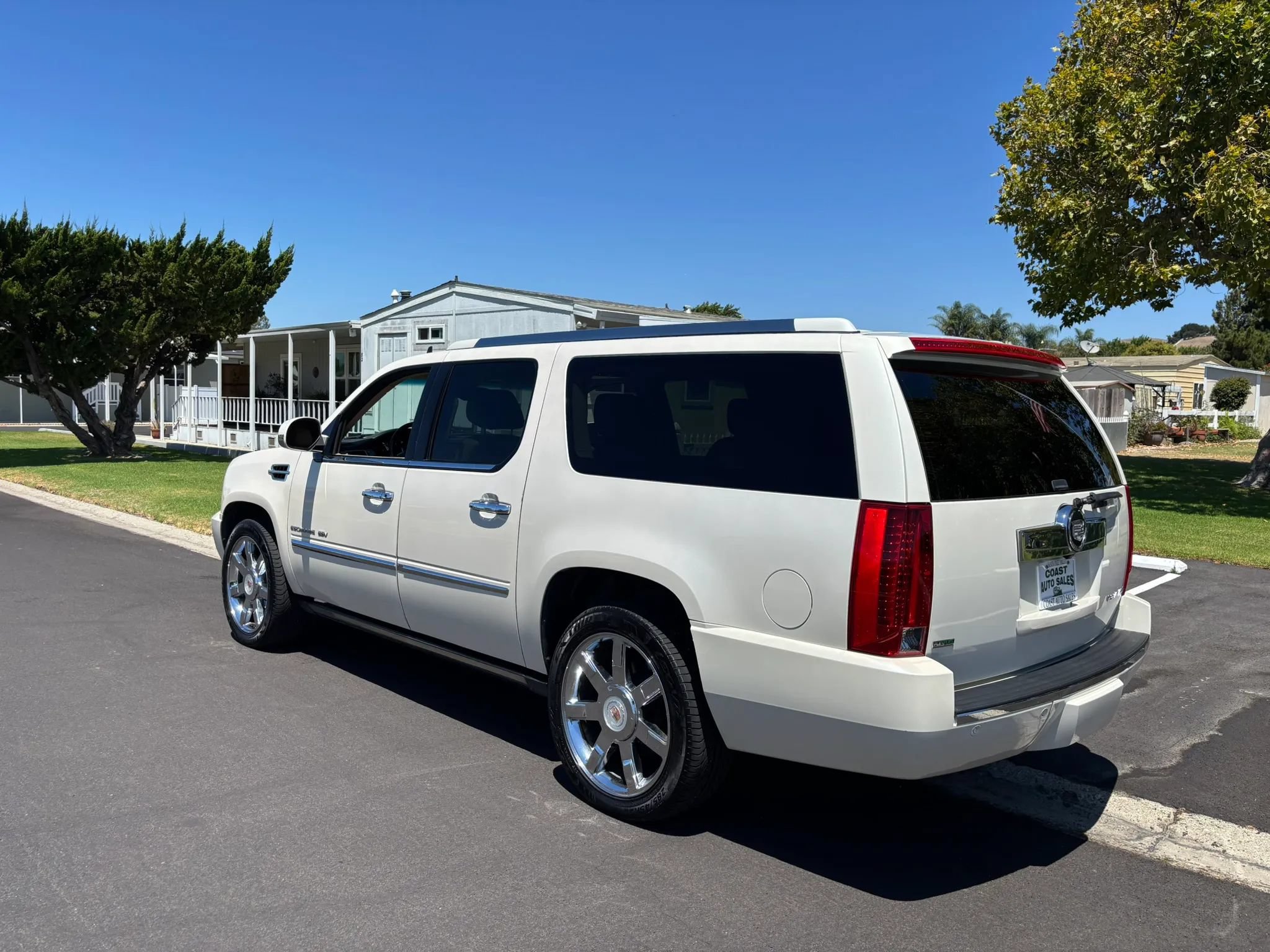 Used 2012 Cadillac Escalade ESV Luxury AWD/4WD image 8