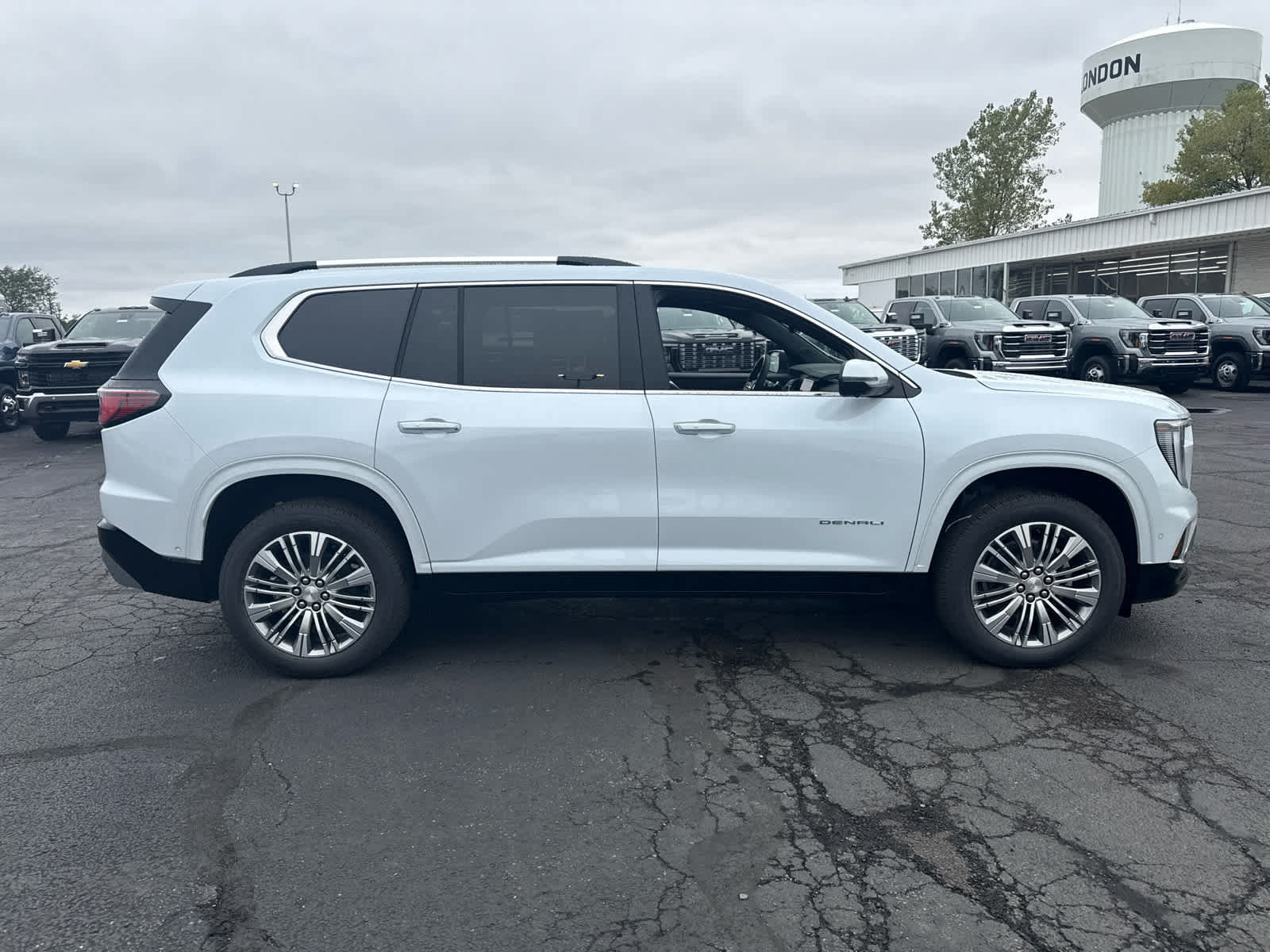 New 2027 GMC Acadia Denali w/ LPO, Floor Liner Package AWD/4WD image 6