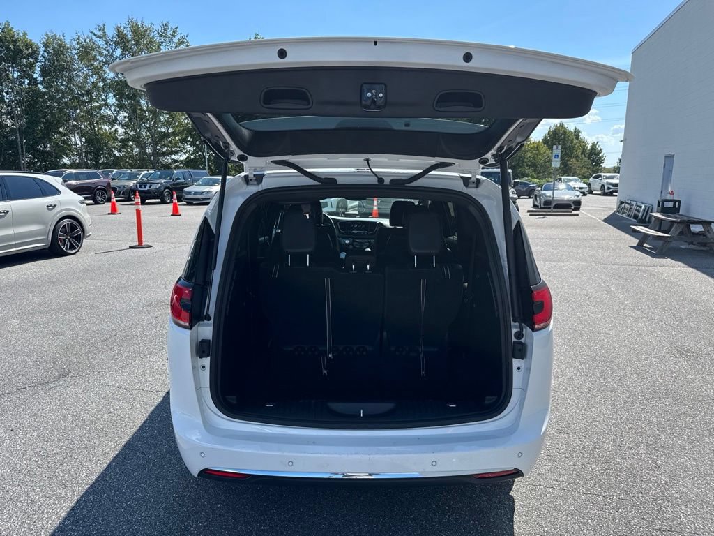 Used 2025 Chrysler Pacifica Select FWD image 10