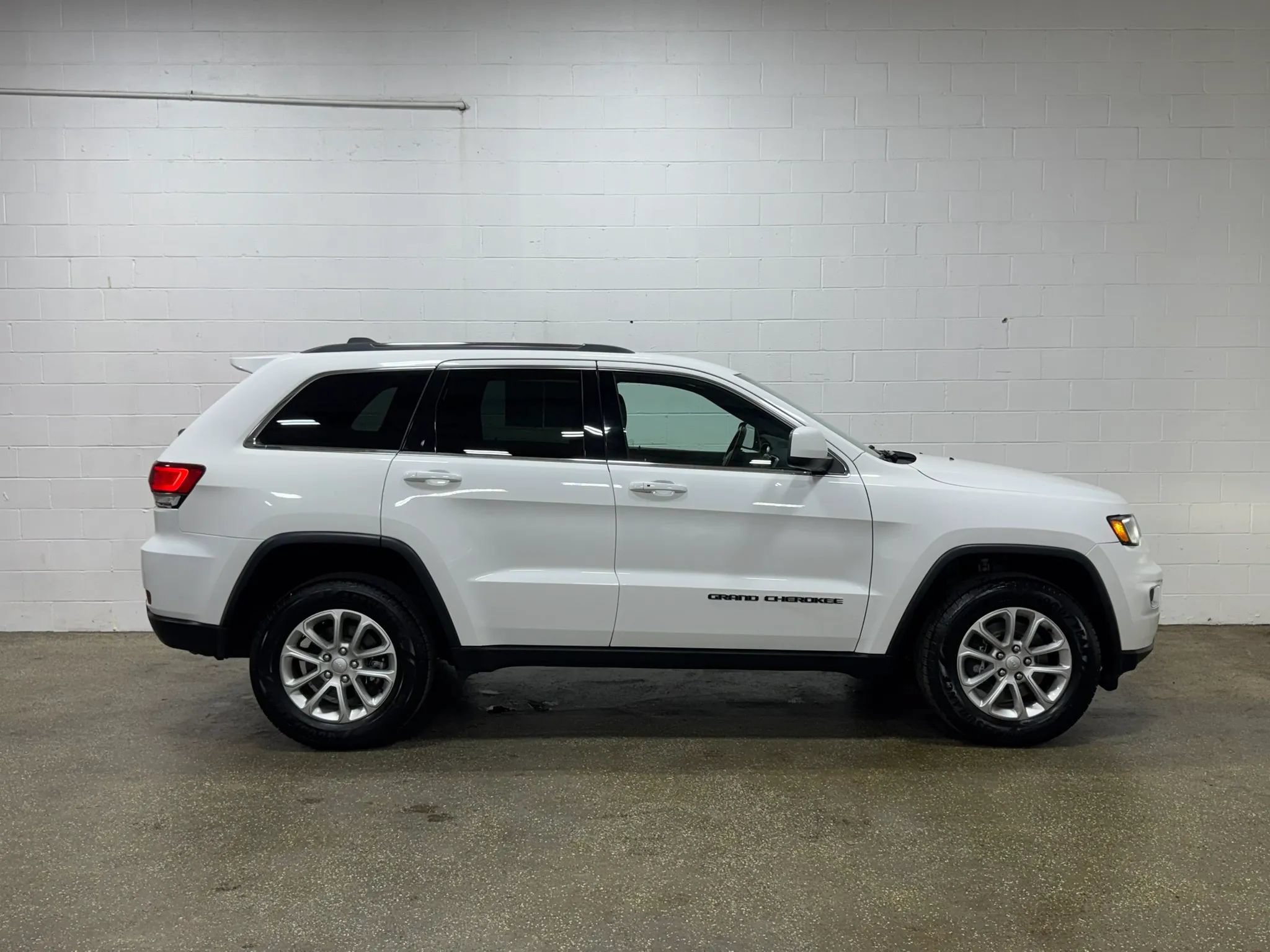 Used 2021 Jeep Grand Cherokee Laredo AWD/4WD image 2