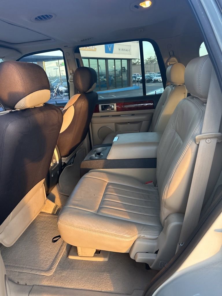 Used 2005 Lincoln Navigator Luxury image 4