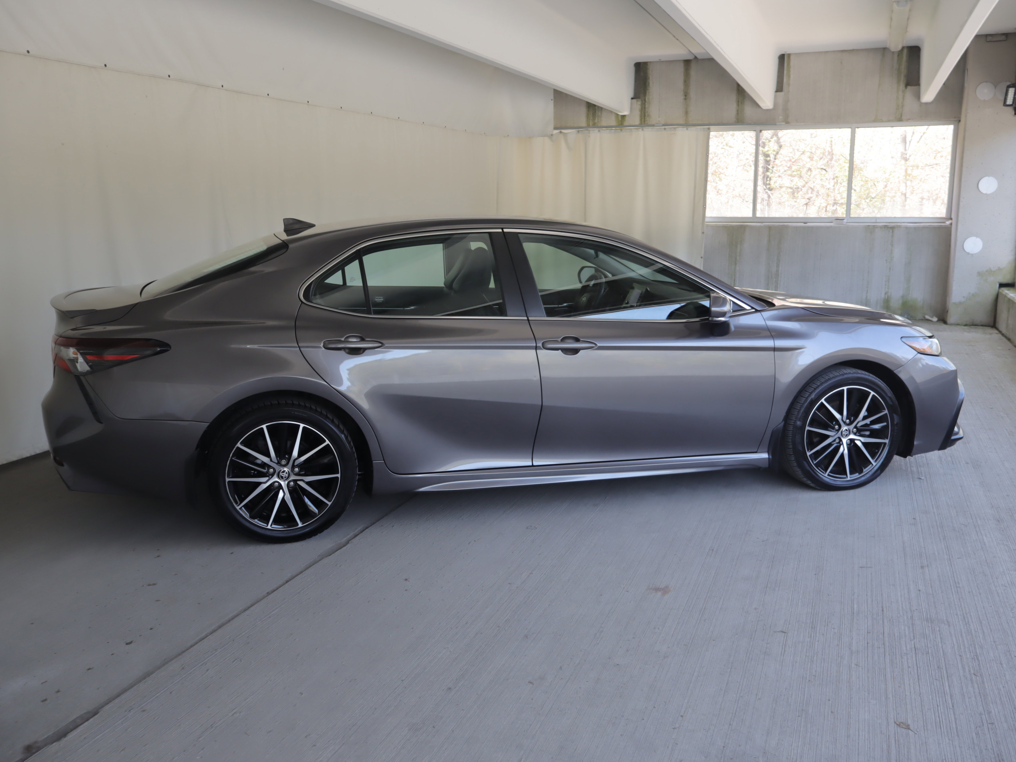 Used 2023 Toyota Camry SE w/ Cold Weather Package AWD/4WD image 4
