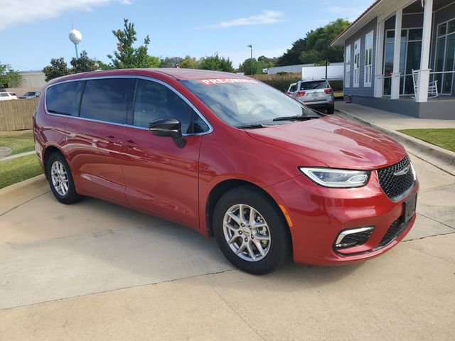 Used 2025 Chrysler Pacifica Select image 7