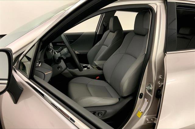 Used 2024 Toyota Venza XLE image 13