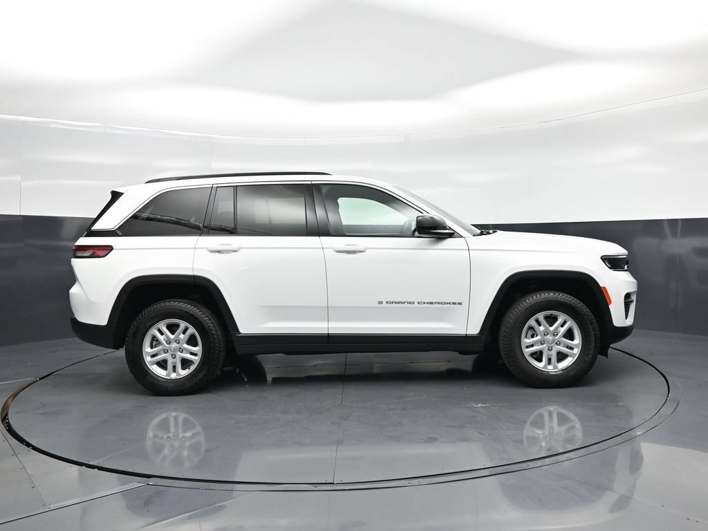 Used 2025 Jeep Grand Cherokee Laredo w/ Luxury Tech Group I AWD/4WD image 21