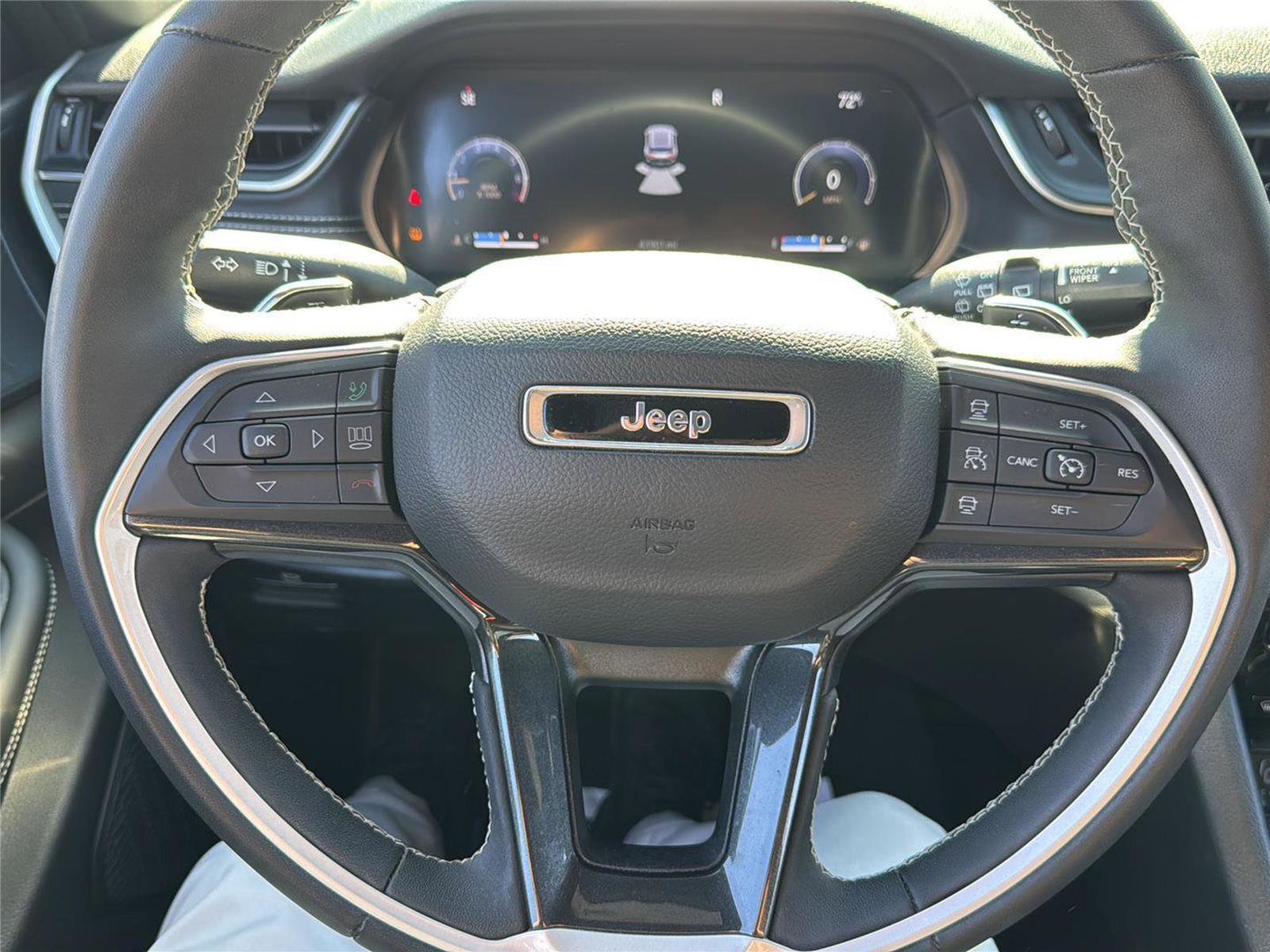 Used 2023 Jeep Grand Cherokee L Laredo image 19