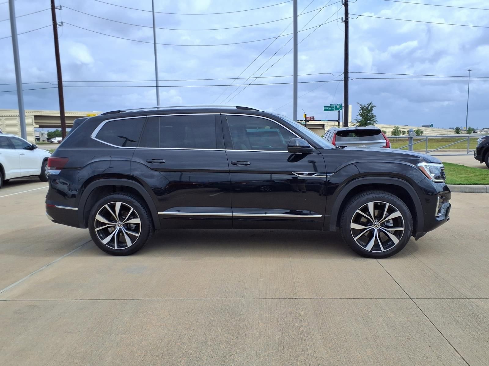 Used 2024 Volkswagen Atlas SEL Premium R-Line image 8