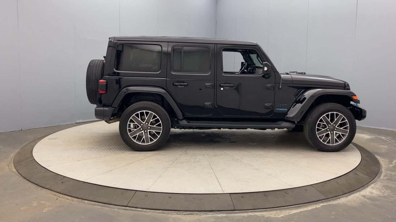 Used 2022 Jeep Wrangler Unlimited Sahara AWD/4WD image 6