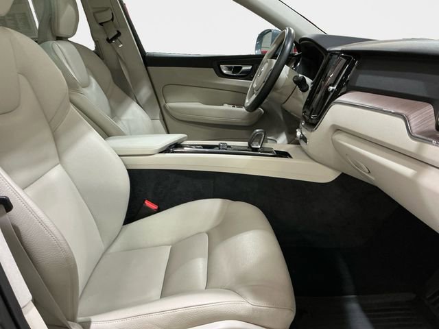 Used 2022 Volvo XC60 B5 Momentum w/ Climate Package image 16