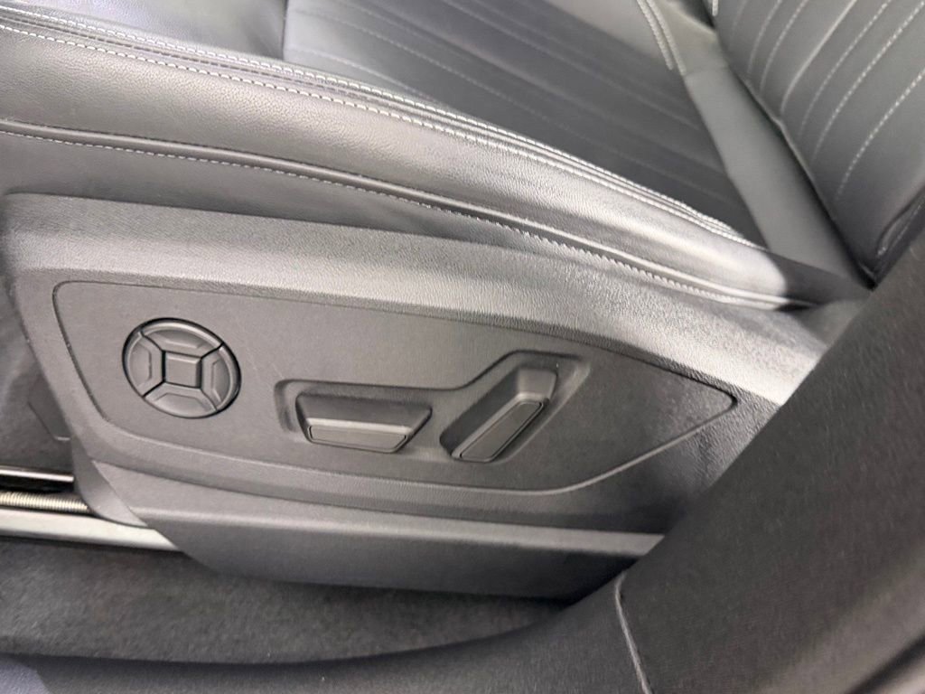 Used 2024 Audi Q8 e-tron Premium image 24