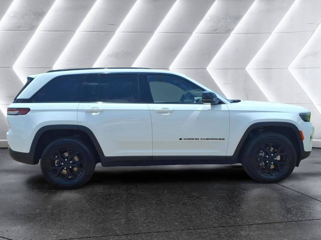Used 2024 Jeep Grand Cherokee Altitude RWD image 6