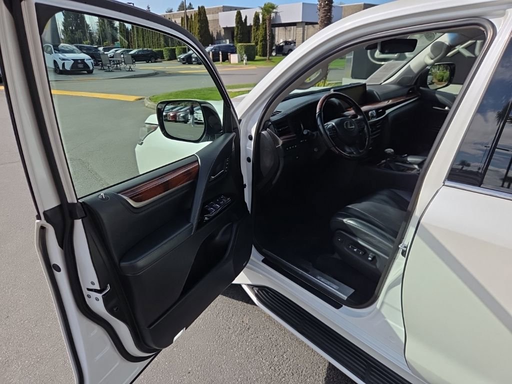 Used 2017 Lexus LX 570 4WD w/ Luxury Package image 10