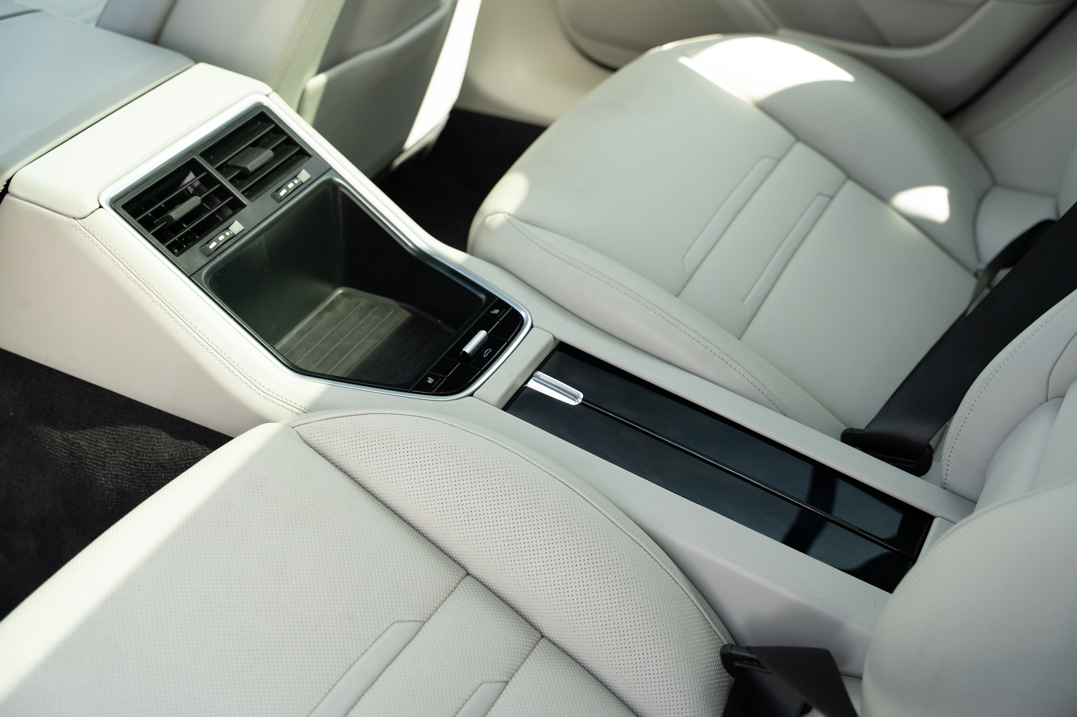 Used 2020 Porsche Panamera 4 AWD/4WD image 28