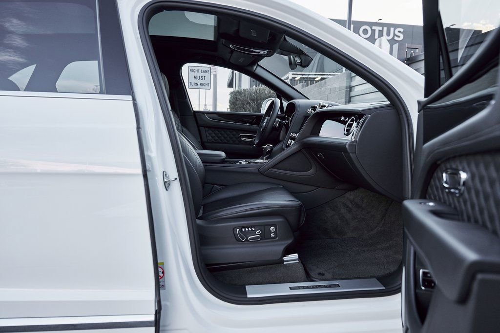 Used 2022 Bentley Bentayga image 22