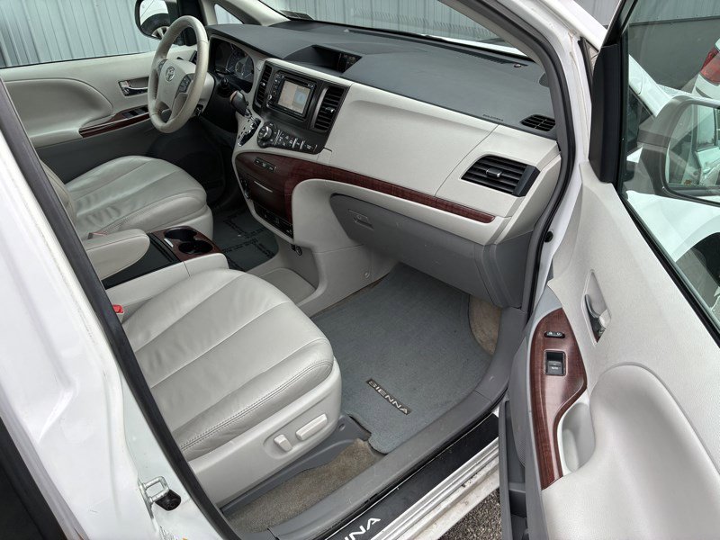 Used 2013 Toyota Sienna XLE w/ Entertainment Pkg image 20