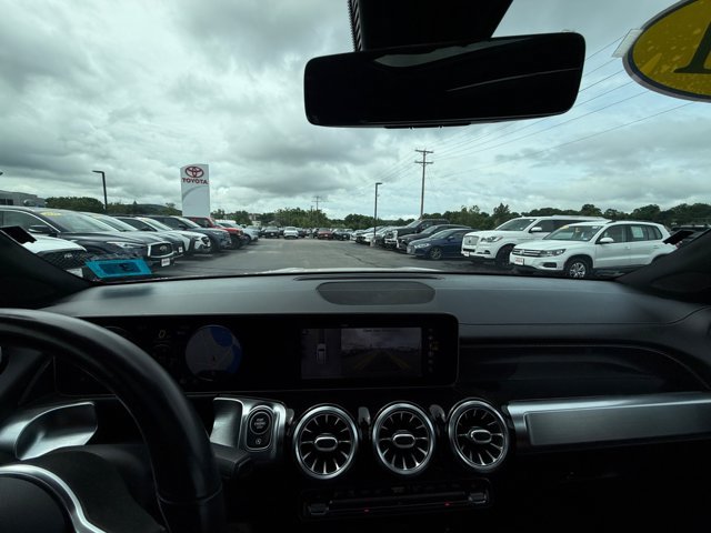 Used 2021 Mercedes-Benz GLB 250 image 2