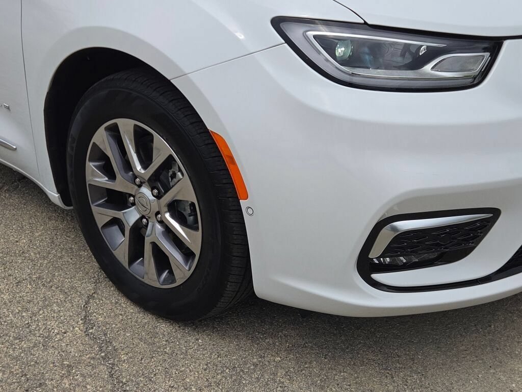 Certified 2024 Chrysler Pacifica Pinnacle FWD image 3