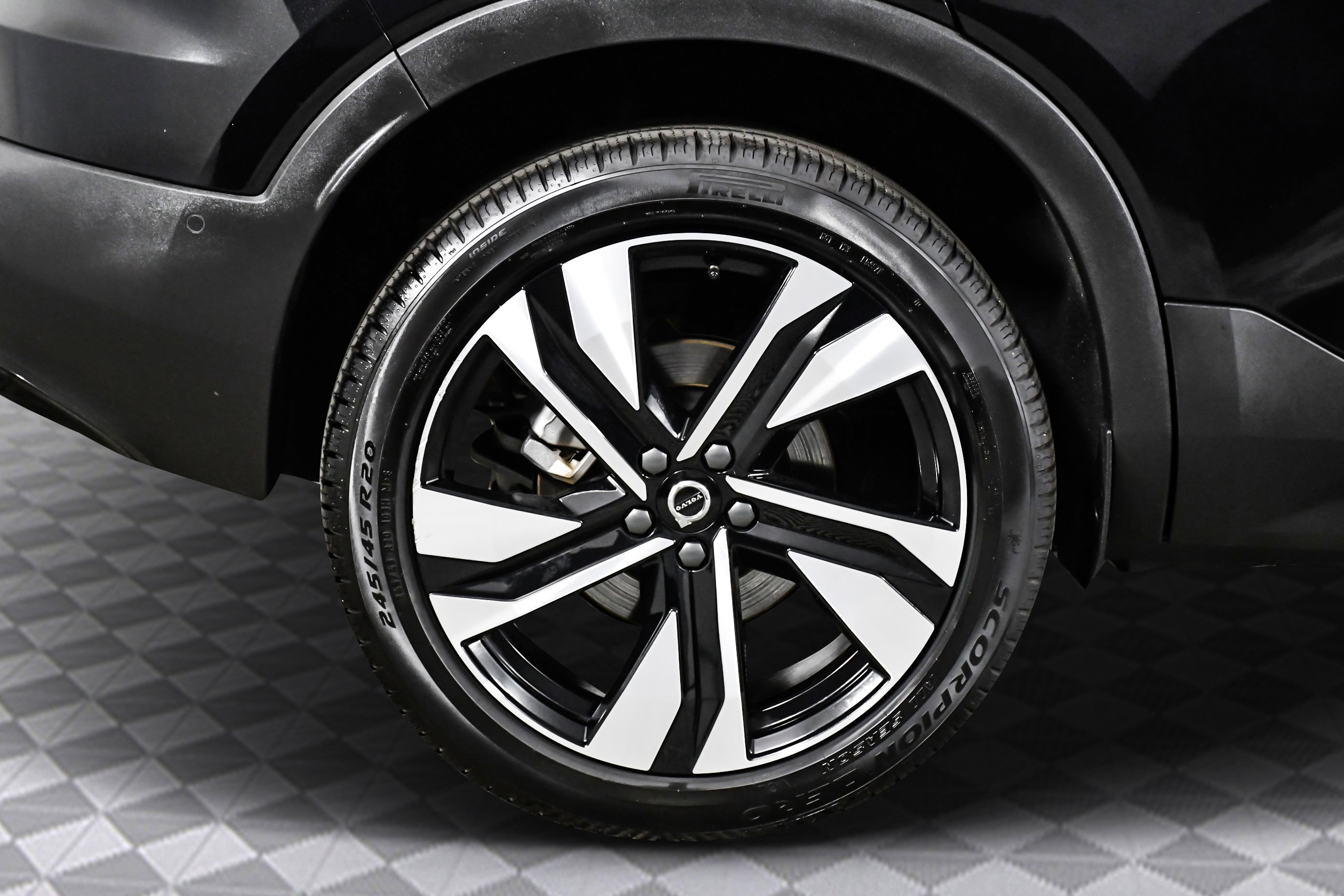 Used 2025 Volvo XC40 B5 Plus image 30