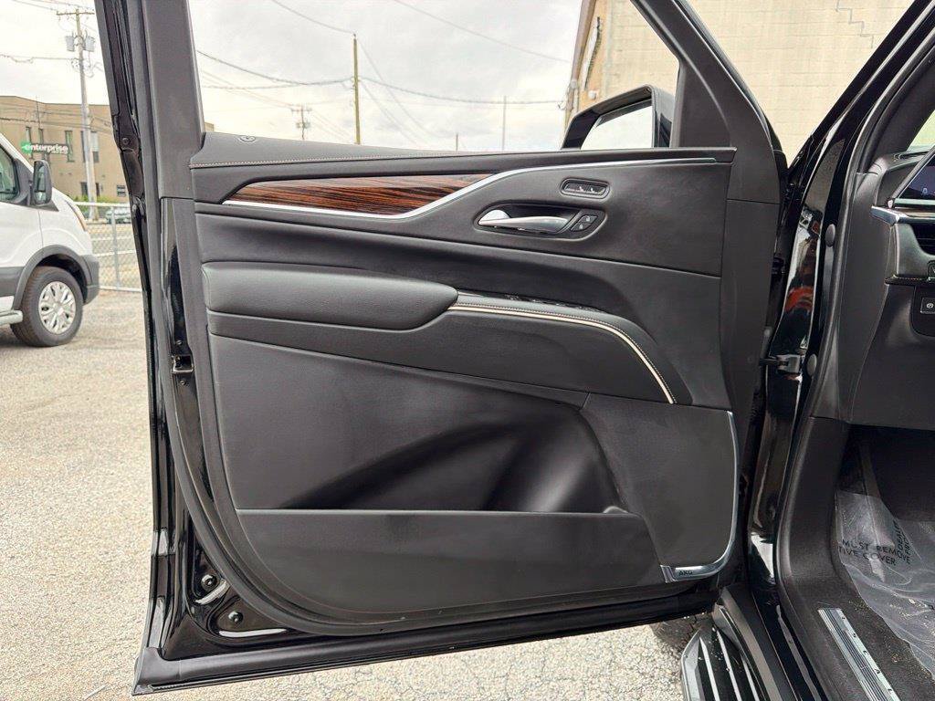 Used 2023 Cadillac Escalade Luxury AWD/4WD image 40