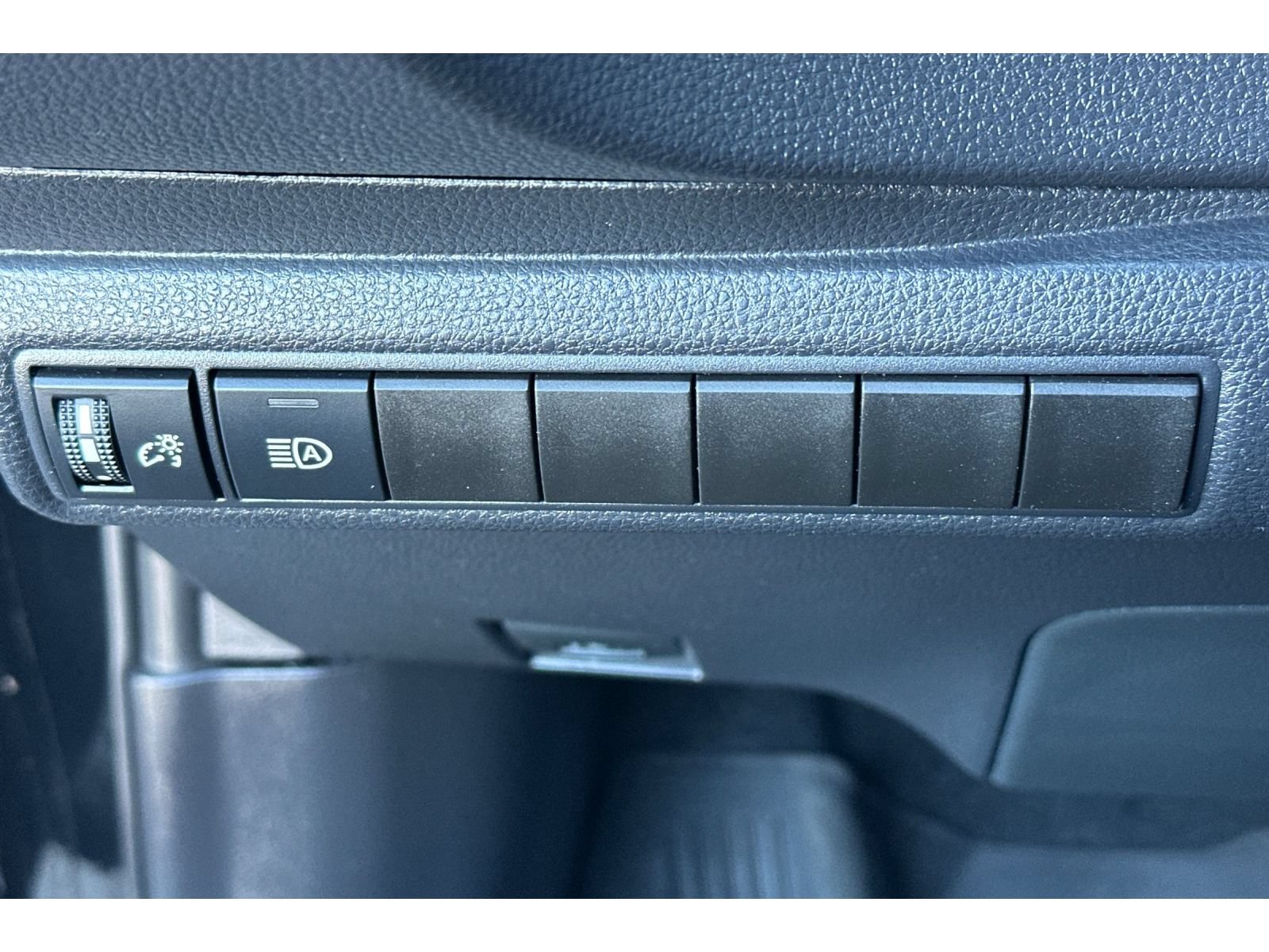 Used 2025 Toyota Corolla LE FWD image 28