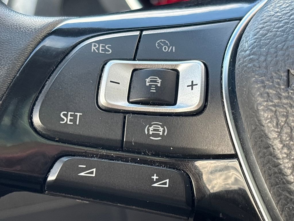 Used 2021 Volkswagen Tiguan SE w/ Panoramic Sunroof Package image 19