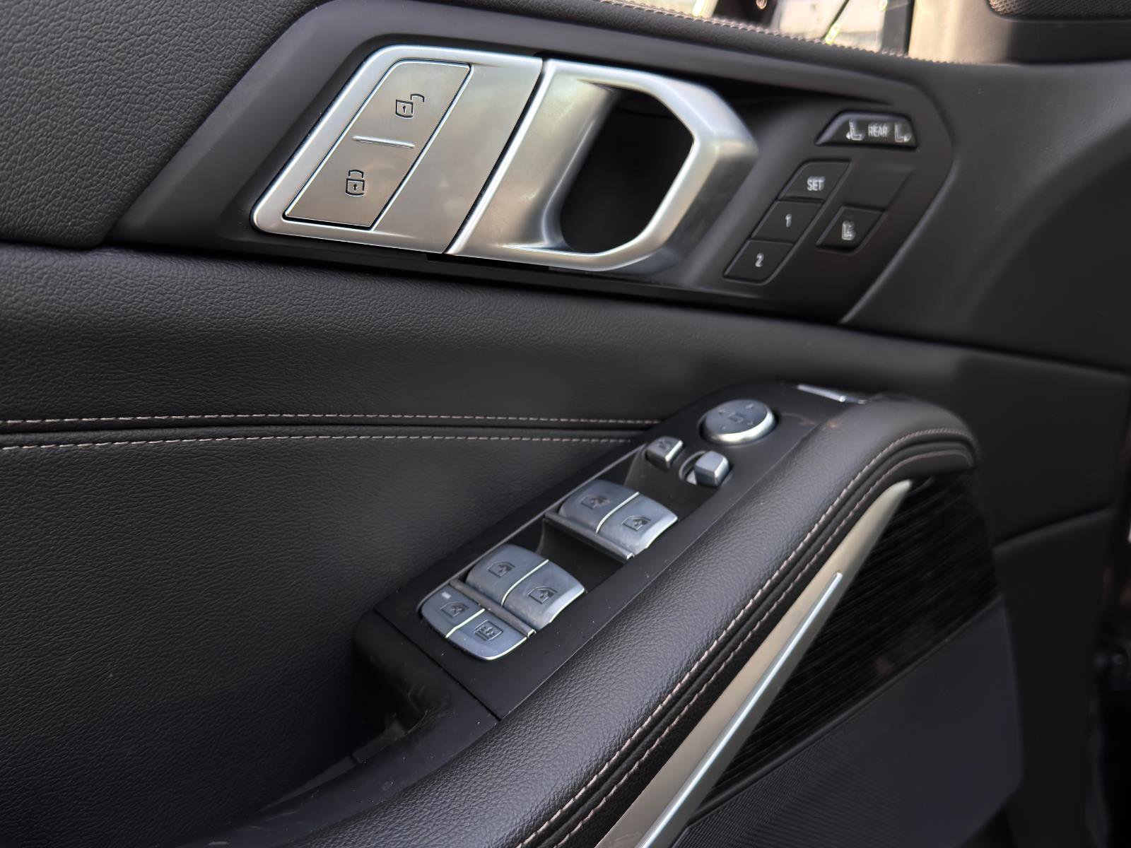 Used 2022 BMW X7 xDrive40i w/ M Sport Package image 14