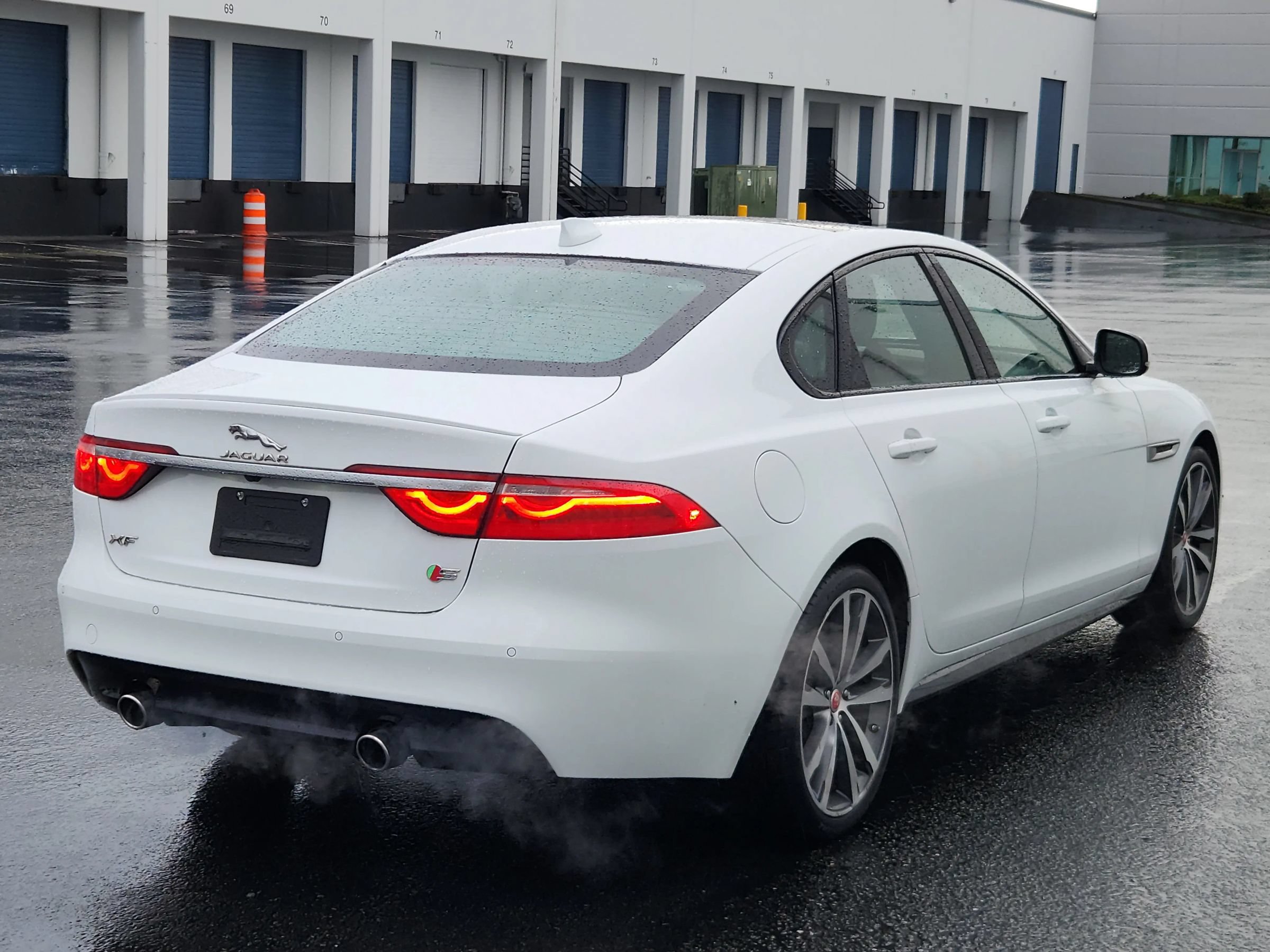 Used 2017 Jaguar XF S RWD image 4