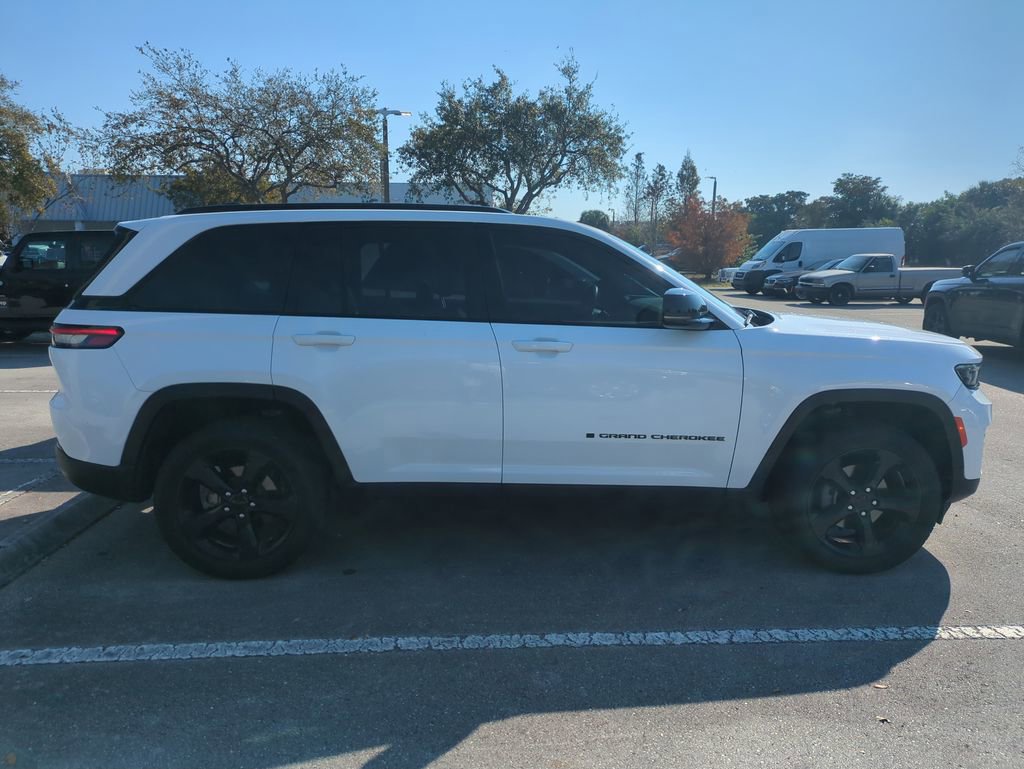 Used 2023 Jeep Grand Cherokee Altitude image 5