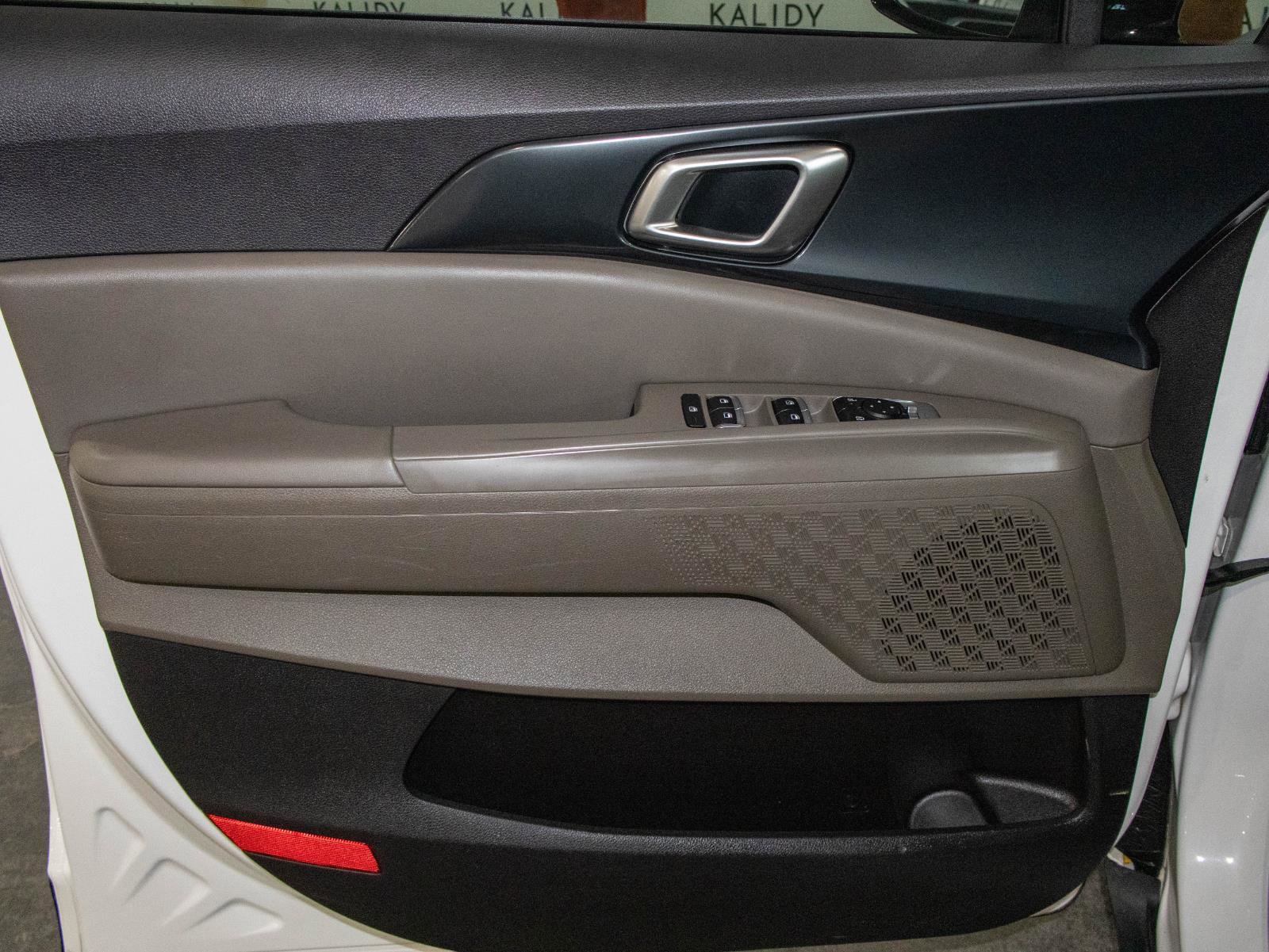 Used 2025 Kia Carnival image 11