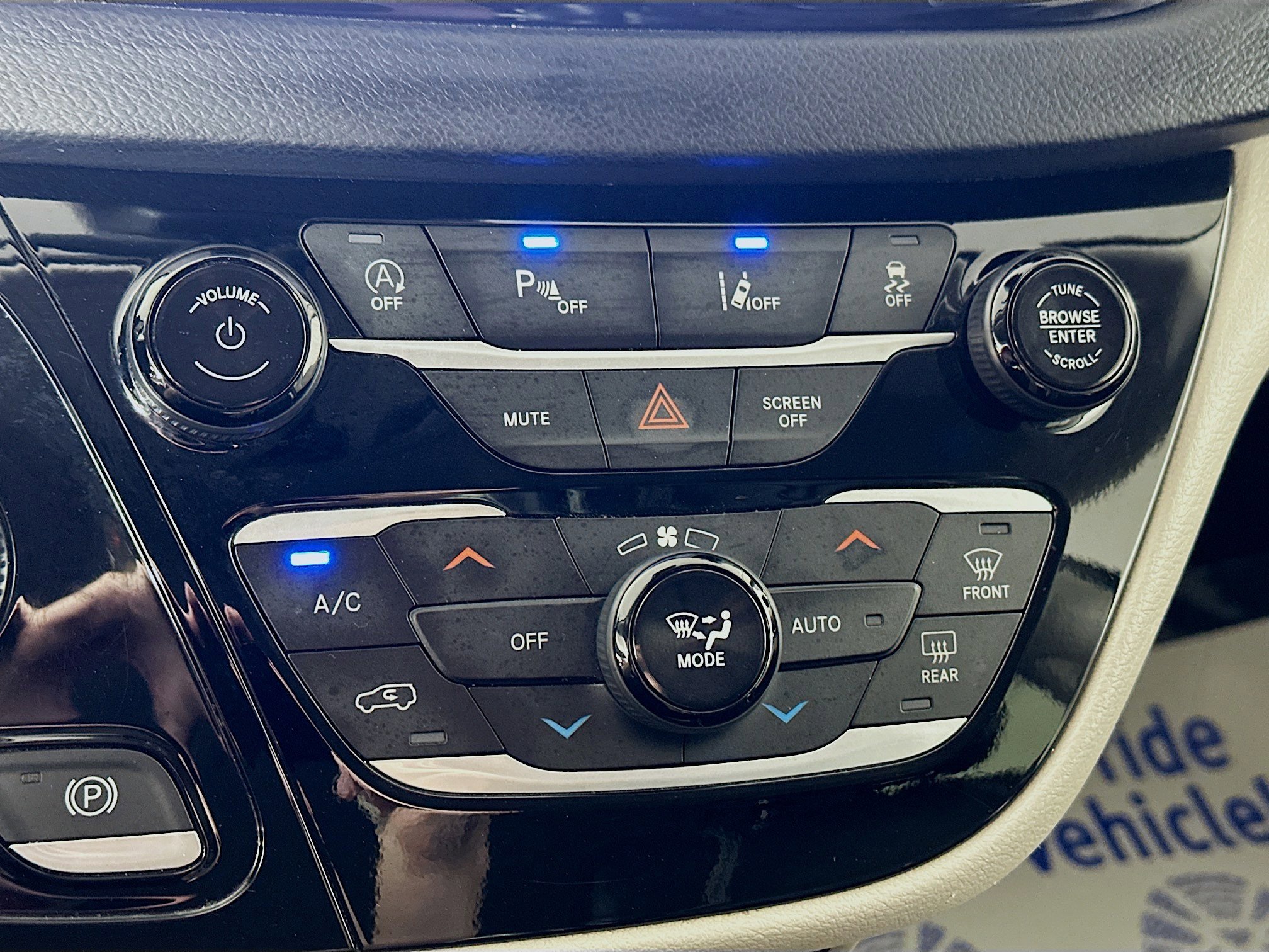 Used 2023 Chrysler Pacifica Touring-L FWD image 15
