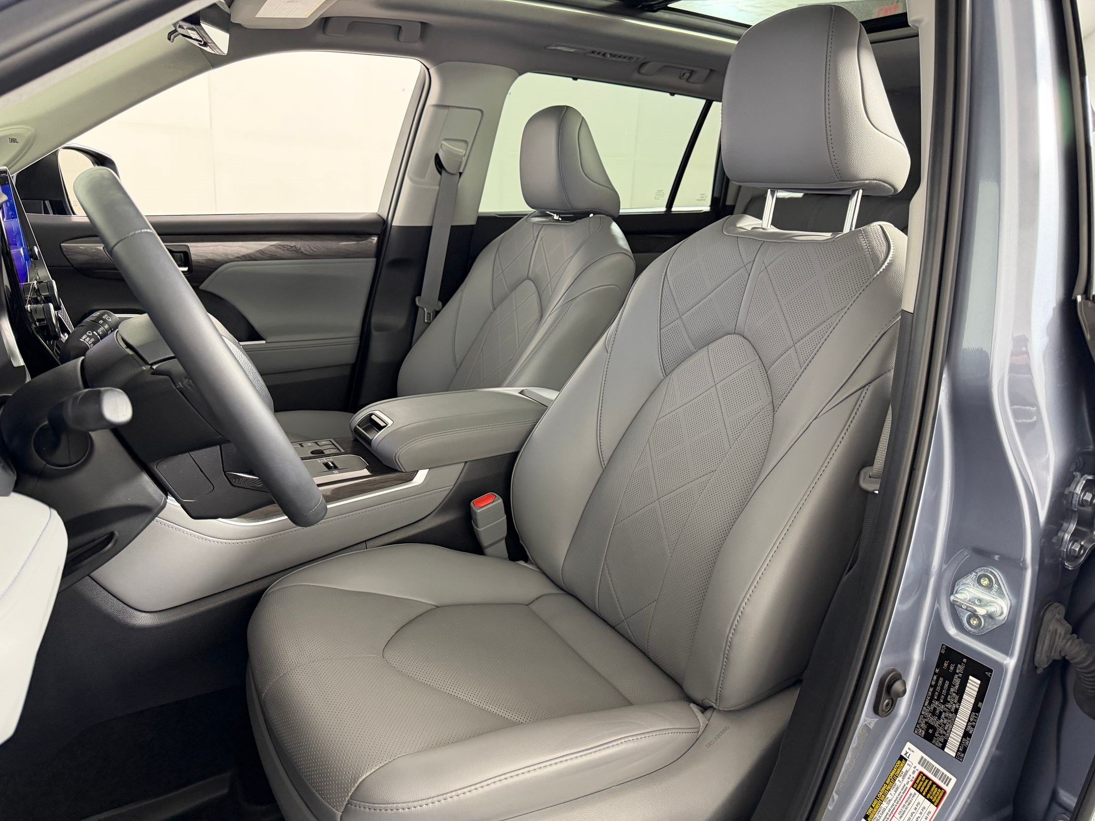 Used 2024 Toyota Highlander Platinum FWD image 4
