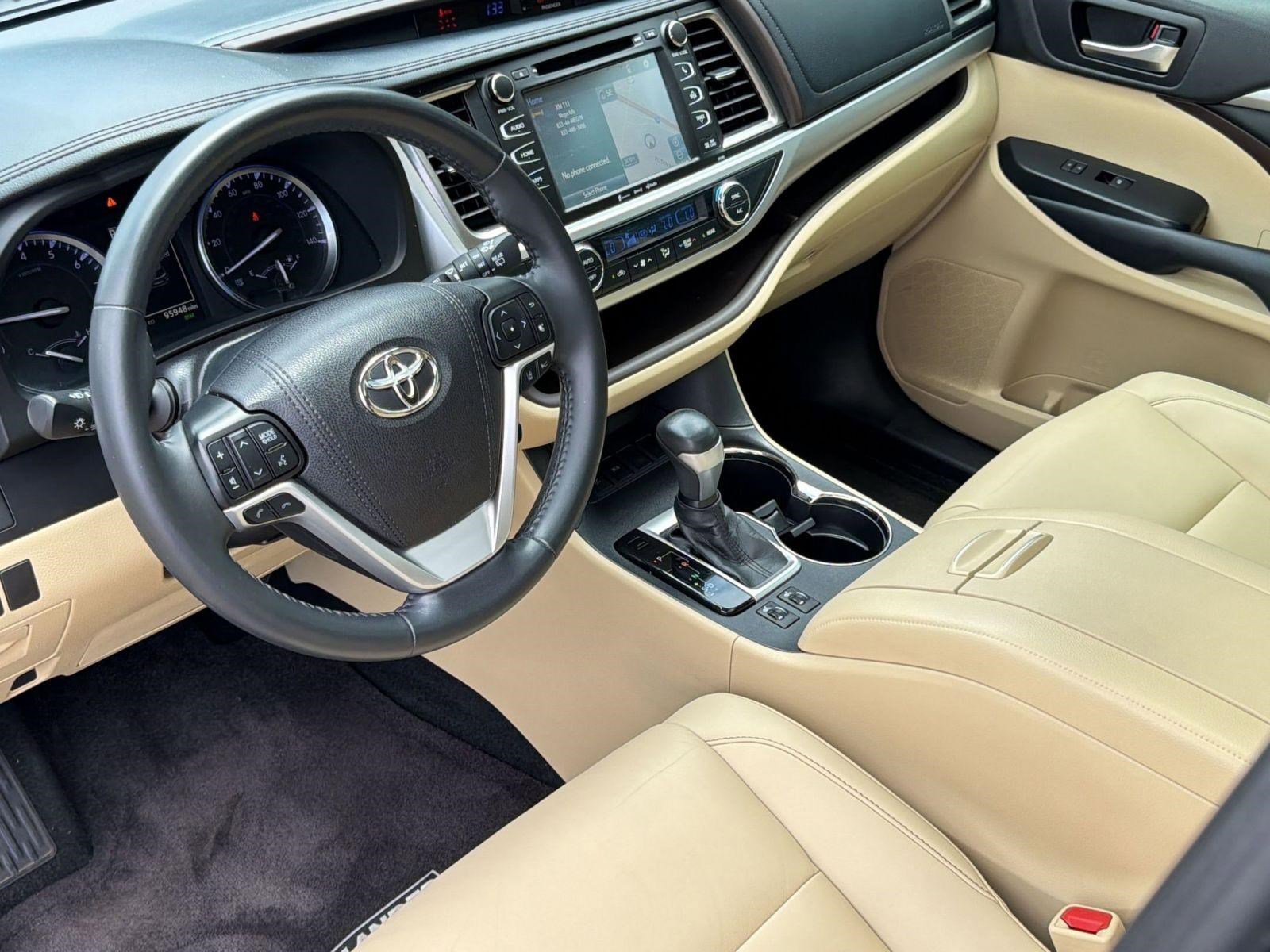 Used 2019 Toyota Highlander XLE FWD image 4