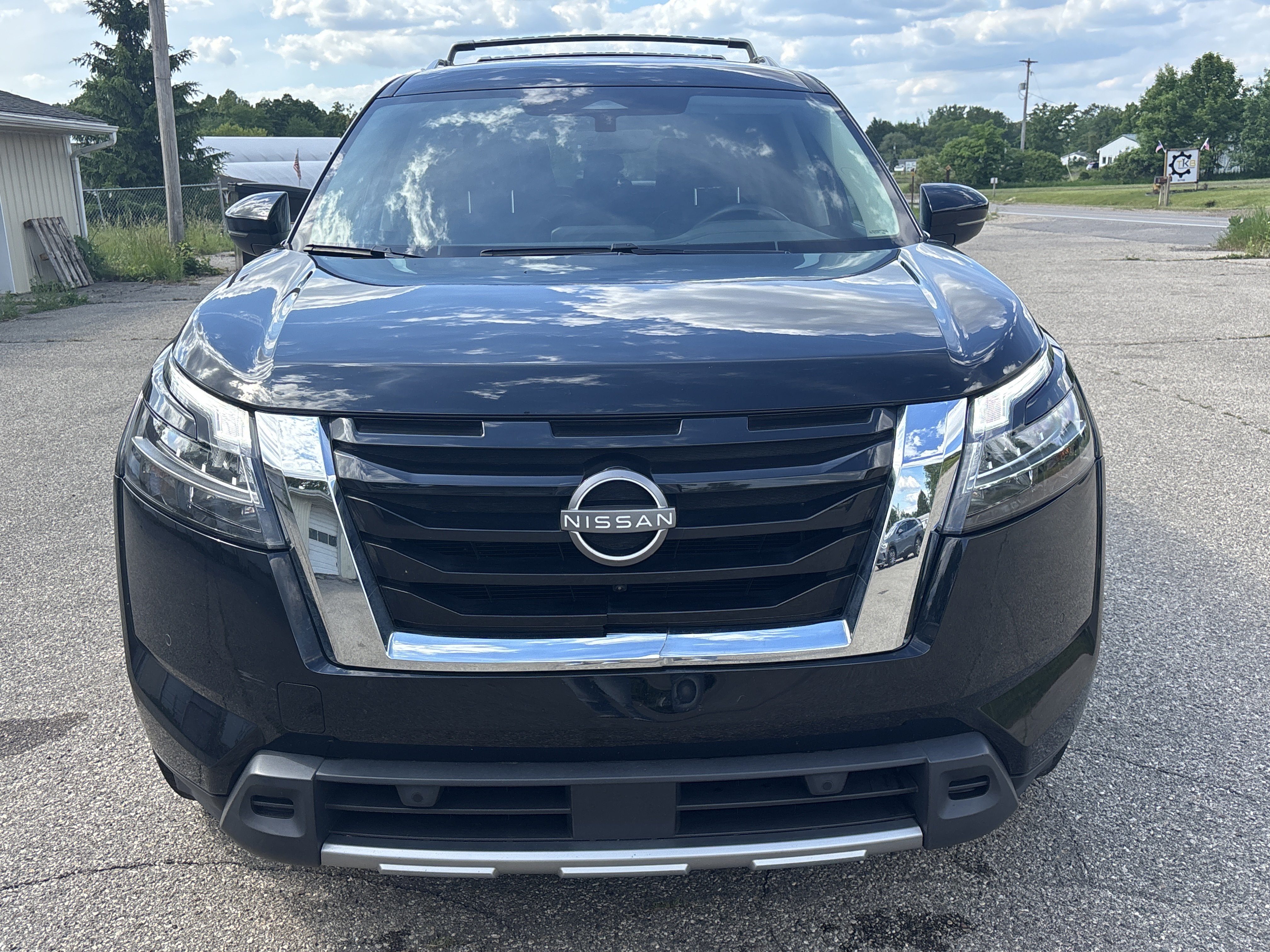 Used 2023 Nissan Pathfinder SL AWD/4WD image 12