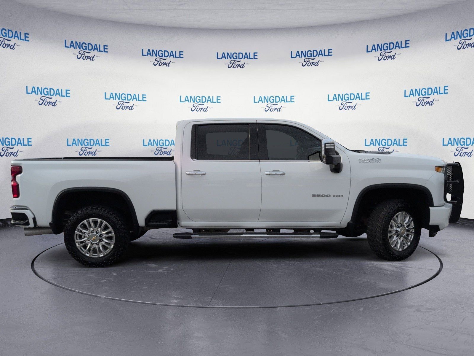 Used 2022 Chevrolet Silverado 2500 High Country w/ Technology Package AWD/4WD image 3