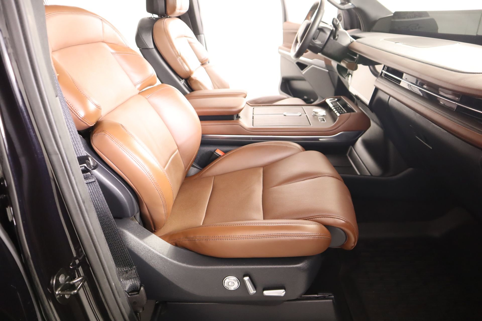 Certified 2025 Lincoln Navigator L Reserve AWD/4WD image 15