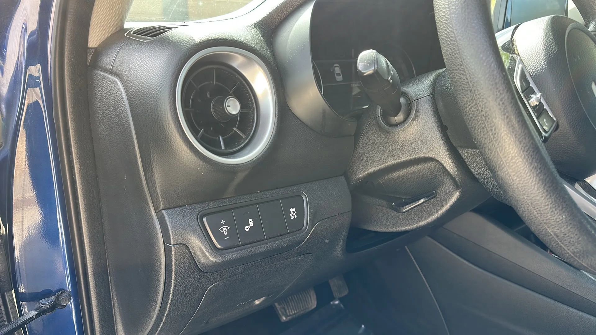 Used 2023 Kia Forte LXS w/ LXS Technology Package image 17