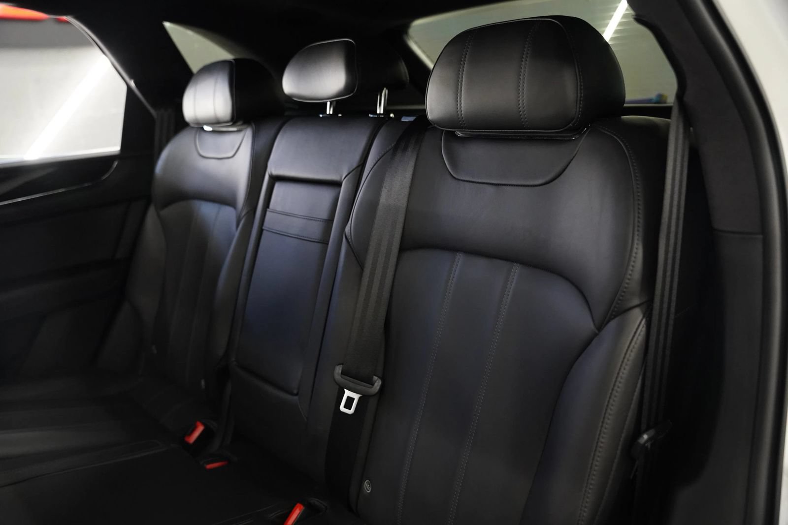 Used 2018 Bentley Bentayga Onyx Edition AWD/4WD image 18