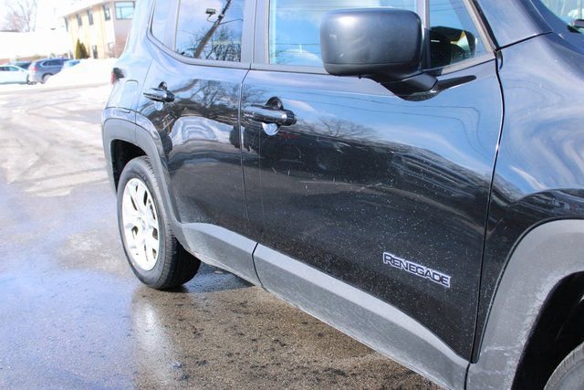 Used 2016 Jeep Renegade Latitude w/ Cold Weather Group FWD image 46