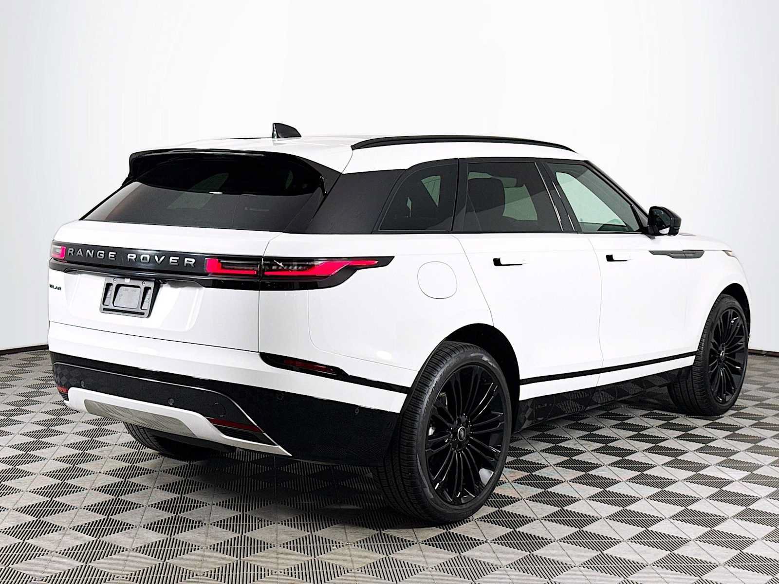 Used 2026 Land Rover Range Rover Velar Dynamic SE AWD/4WD image 5