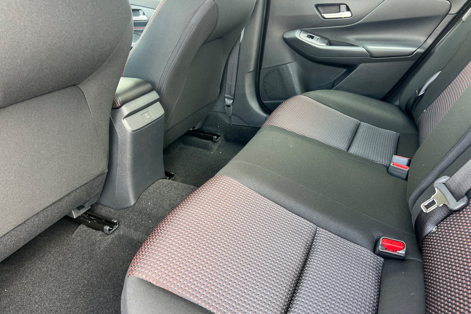 New 2027 Nissan Sentra SR w/ Floor Mat Package FWD image 9