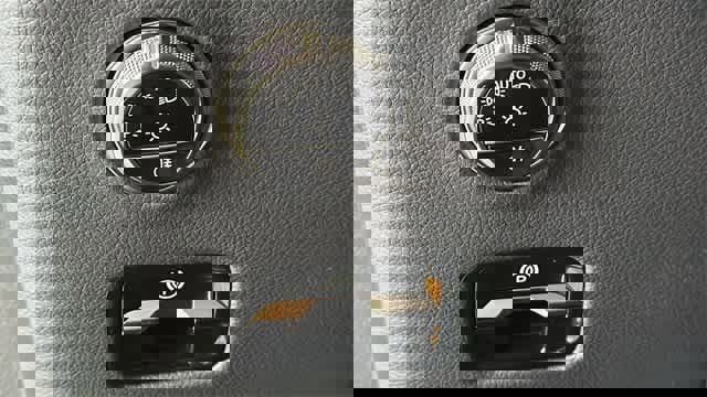 Used 2025 Mercedes-Benz GLC 300 4MATIC image 39