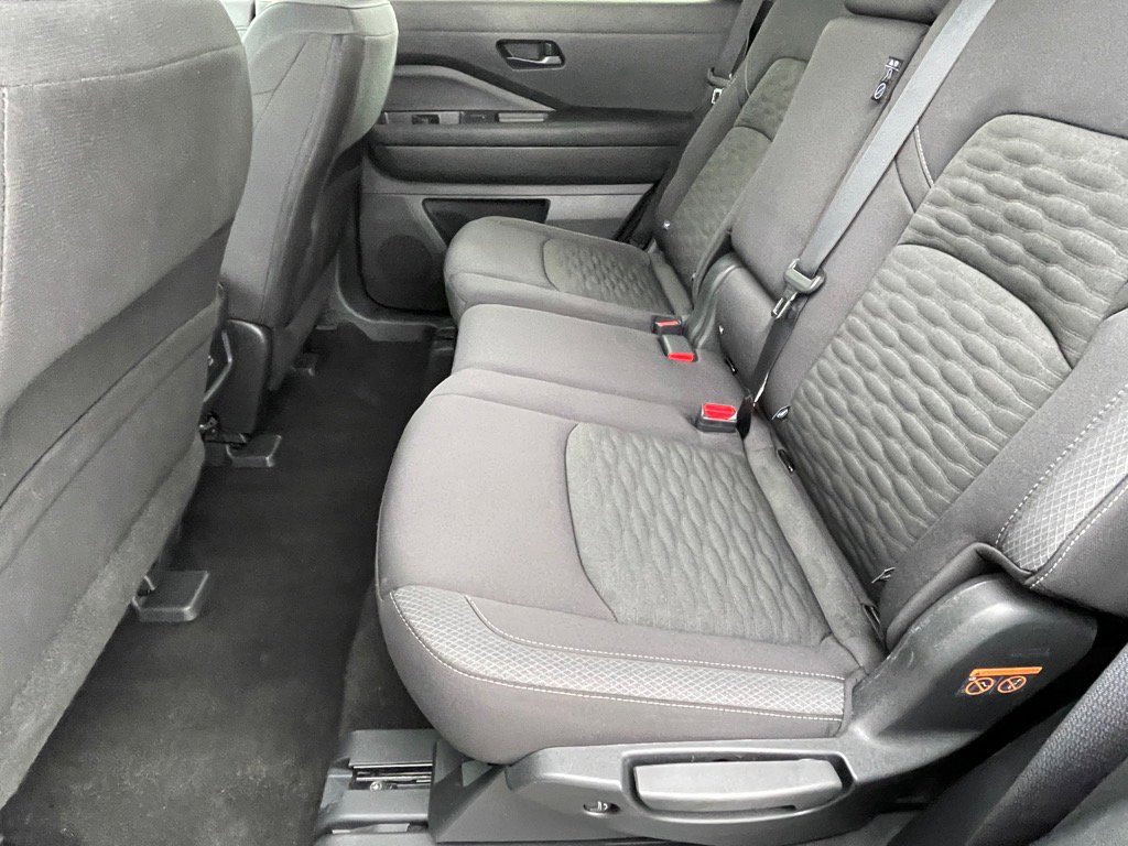 Used 2025 Nissan Pathfinder SV image 11