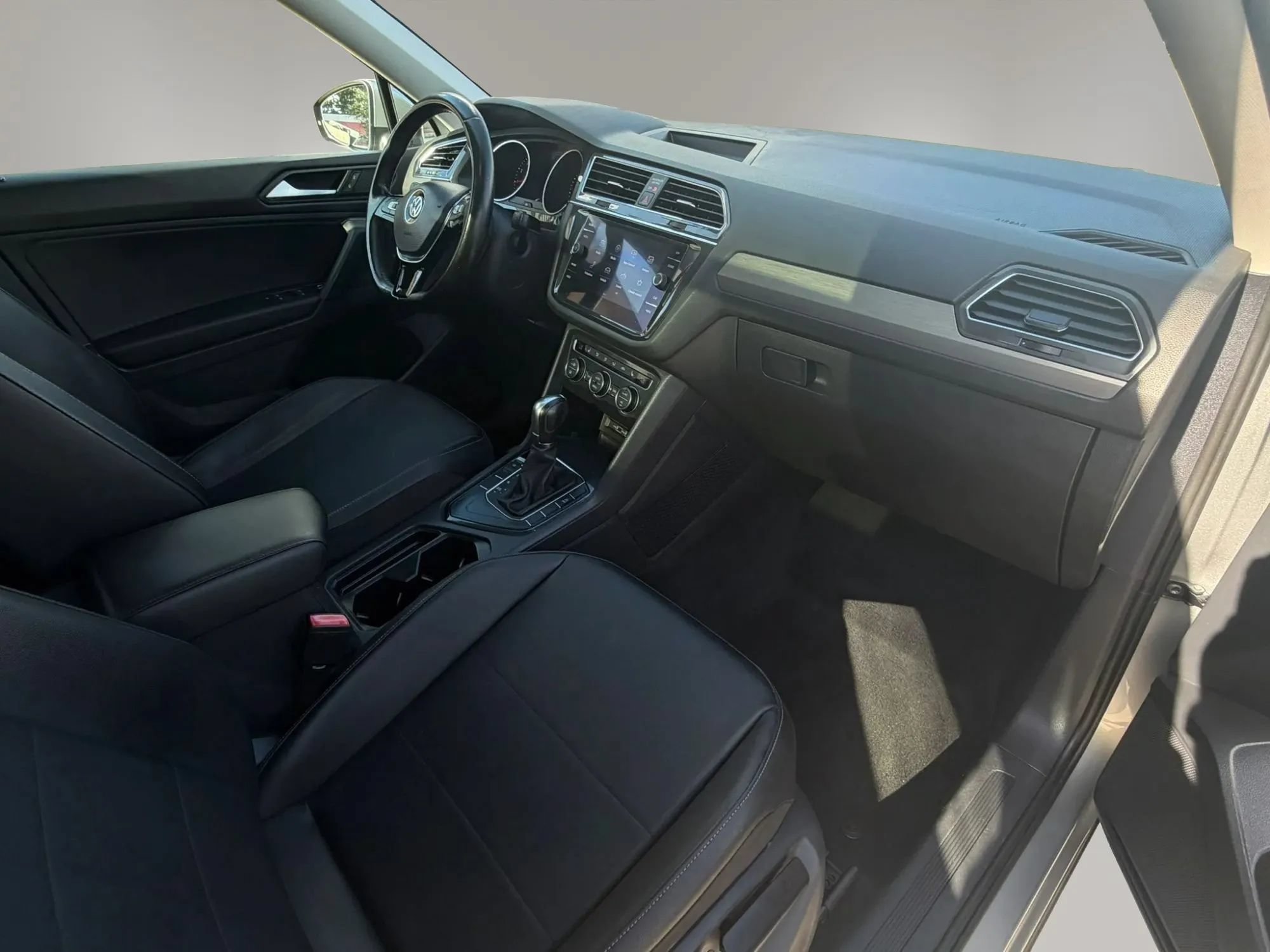 Used 2019 Volkswagen Tiguan SE w/ Panoramic Sunroof Package FWD image 11