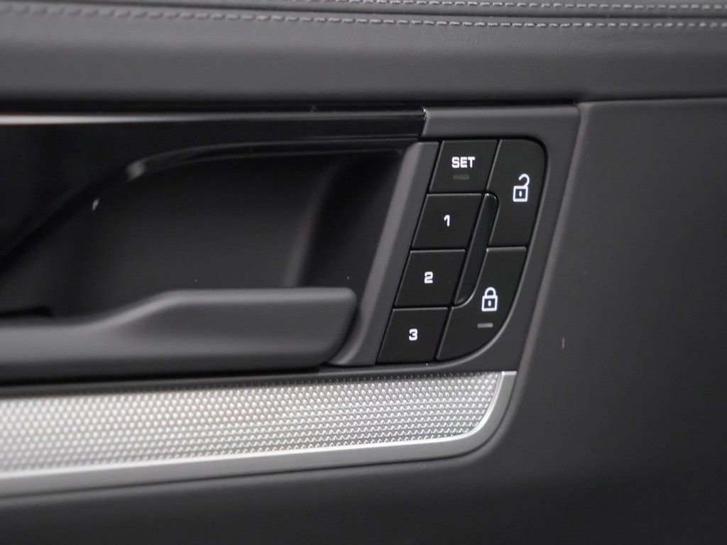 Certified 2025 Porsche Cayenne Coupe image 22